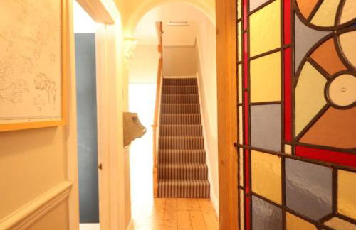 Bright Two Bedroom House with Parking and Garden - Foto 7