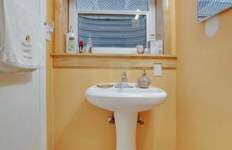 Super Cute & Cool Home with 65Inch TV 2Baths 4 Bedrooms 2King Beds BBQ Grill Fenced Backyard - Foto 48