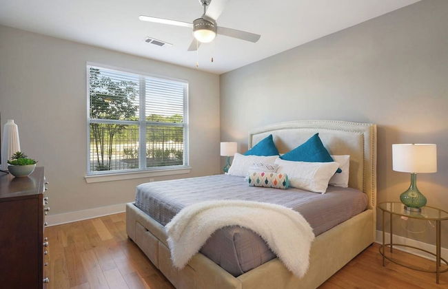 Luxurious Downtown Condo - Photo 3