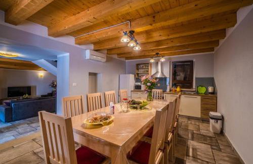 LUXURY VILLA ON SPACIOUS PRIVATE PROPERTY - Photo 16