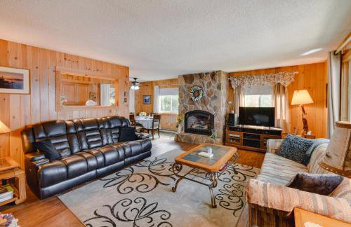 Lakefront Retreat with Pedal Boat and Dock in Kalkaska - Foto 4