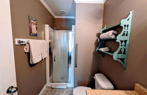 Spacious Ranch-Style Retreat with Private Deck, Nestled in Nature Near Acadia, Hancock Maine - Foto 11