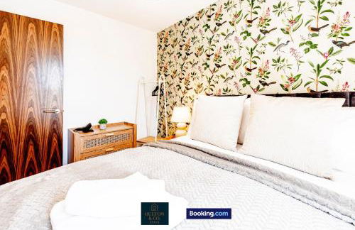 Luxury Retreat For 10 Short Lets & Serviced Accommodation Manchester with Hot Tub and Spacious Garden - Foto 33