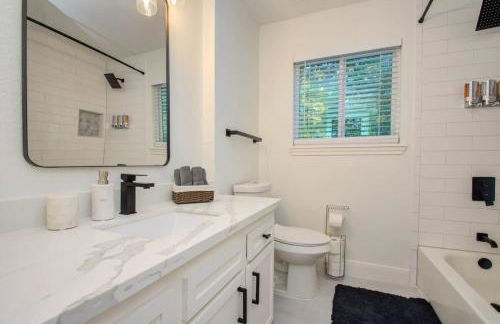 Stunning Modern Dream Home w Pool Grill Foosball - Foto 28