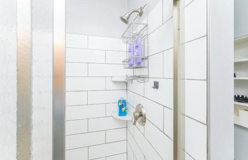 TWO town homes! 6 Bedrooms, 2 King beds, Walk to Eats - Foto 71