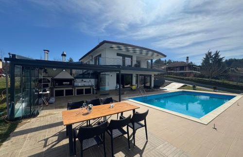 Luxury Villa Rafaela Οικογενειακή βίλα με ιδιωτική πισίνα, BBQ κ παιχνίδια Ιδανική για οικογένειες με παιδια - Foto 4