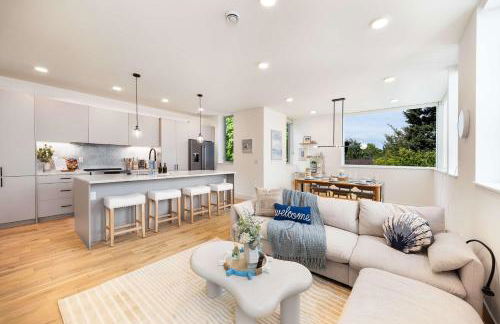 Ocean-Inspired 3B Modern Retreat w Kids Room - Foto 1