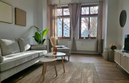 Cream & Cozy Apartment - Photo 1