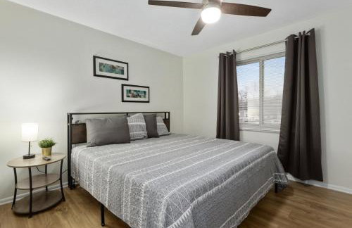 Beautiful Overland Park 3 King Bed Modern Getaway - Foto 22