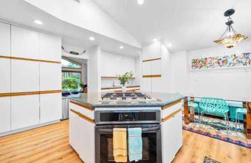 Nature-Inspired Stay with Pool, Fire Pits and More - Foto 23