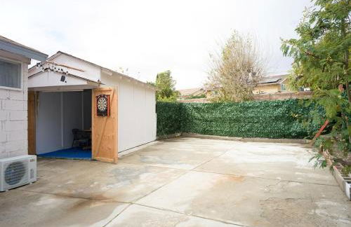 Big gated yard, Work play room, King bed - Foto 27