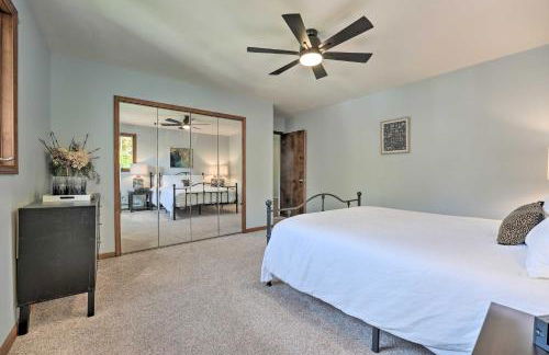 Spacious Delton Home with Fire Pit and Lake Views - Foto 25