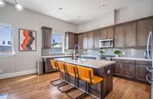 Luxury Downtown Home w Rooftop Deck in the Skyline - Photo 13