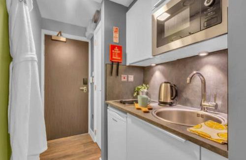 Studio For 2 In Leeds Free Breakfast - Photo 10