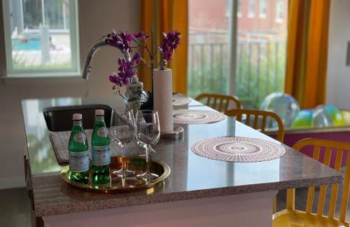 Lux House Of Champagne 2BR 2BA Free Parking & Wifi - Photo 22