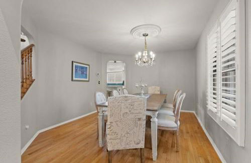 French Country Charm with Pool and Mountain Views - Foto 53