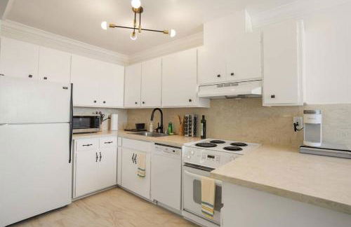 Charming 2BR Coastal Getaway in Pacifica - Photo 4