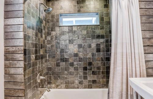 Extraordinary Old Florida home with designer interior & backyard treehouse - Foto 29