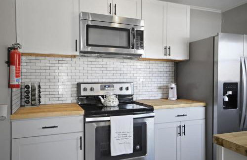 Down the Rabbit Hole walk to downtown - Foto 14