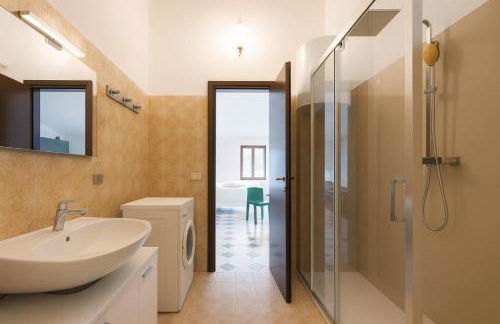 PARATICO - Lakefront Apartment with Pool Access & Free Parking - Foto 9