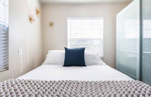 Charming Mid-Century Craftsman, Hot Tub with Serene Yard - Foto 12