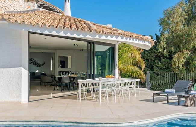 Relax in Luxury at This Stunning Seaside Villa - Photo 4