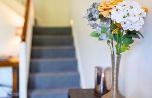 Central 2 Bed House w/ Garden and Free Parking! - Photo 90