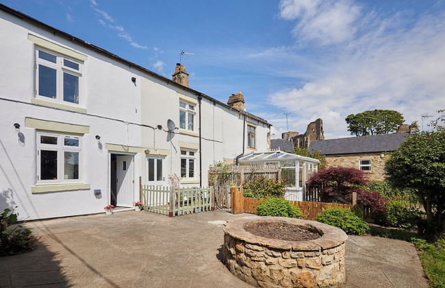 Host Stay Castle View Cottage - Photo 18