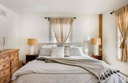 Go Skiing or Hiking from an Enchanting, Light-Filled Home - Foto 9