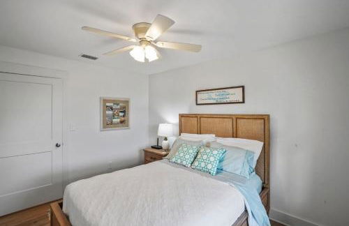 Southern Mermaid Cottage- Pet Friendly Fenced - Photo 22