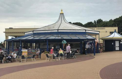 FREE DOG STAY - LARGE APARTMENT - Walk in Shower -FULL Kitchen - Free On Street Parking, NETFLIX - Super Fast WiFi - DVD's-Welcome Tray - No Deposits - Just Meters from Gavin n Stacey Film House - Foto 14