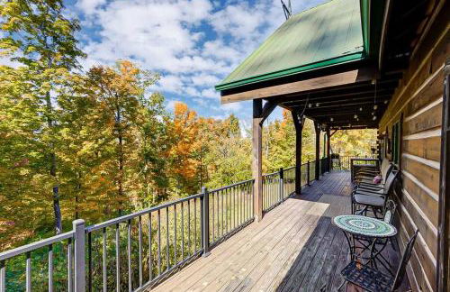 Large Log Cabin Chalet w/ Hot Tub - Horses & Lake! - Foto 27