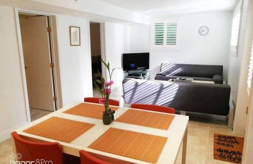 Contemporary 3 Bedroom Apt with Sauna in Woods - Foto 3