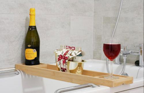 City Centre Apartment with Free Parking, Balcony, Super-Fast Wifi and Smart TV with Netflix by Yoko Property - Photo 6