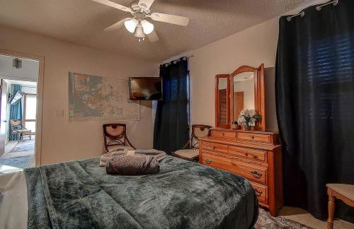 Family Waterfront 4BR Home Heated Pool Private Pier - Photo 22