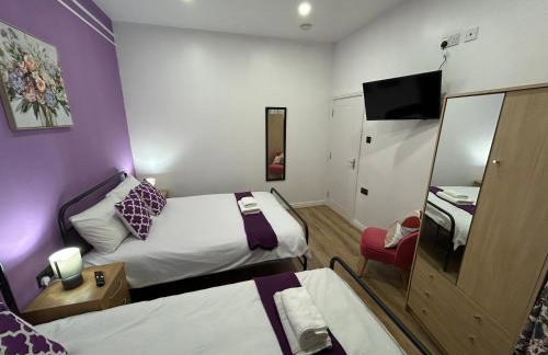 Minstead Houses 5 Bedroom Large House inc 3 Twin Rooms B24 just off M6-J6 Free Parking Driveway 2 Showers Bath 2 WCs Fast Wi-Fi Garden Airport NEC Contractor HS2 Teams Weekly Stays Welcomed Best-in-Class - Foto 3