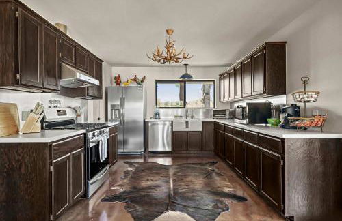 Relaxing Hill Country Home with Outdoor Fire Pit - Photo 2