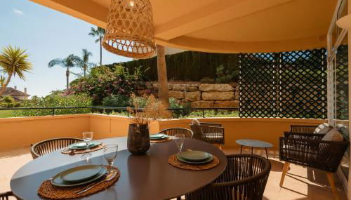 Luxurious frontline golf apartment in Elviria - Photo 4