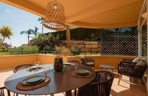 Luxurious frontline golf apartment in Elviria - Photo 4