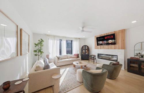 Modern Multi-Level Retreat with Rooftop Hot Tub - Foto 7