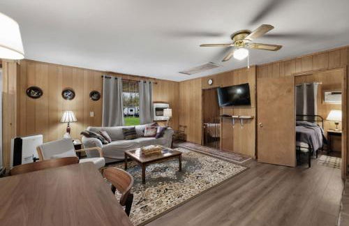 Riverfront Cabin Wood Stove Fire Pit & Grill - Foto 7