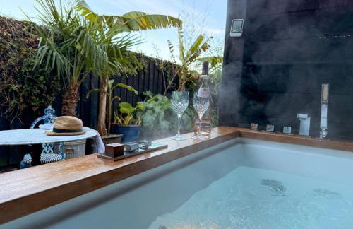 The Cabana Luxury Award Winning Tiny Home with Hot Tub and Private Garden 2 mins Walk to Ryde Beach - Photo 8