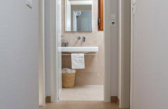 Luxury Poolside Villa - Photo 22