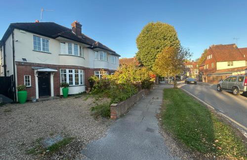 Eastcote London Retreat 3 min walk to Tube 30 min to central London , Free parking 3 cars, Private 1st Floor 2 Bedroom Suite 2 smart TVs with Fully Equipped Kitchen and Bathroom - Foto 12