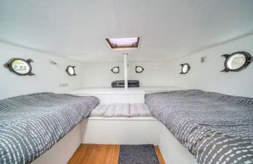 Historic Dutch Barge, Idyllic location - Photo 12