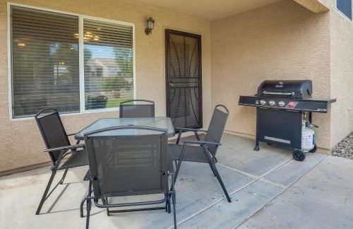 Fenced Backyard and Fire Pit Bright Peoria Home! - Foto 22