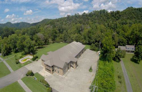 Pool and Riverfront! Couples Retreat in Smoky Mtns - Foto 27