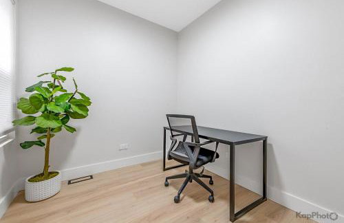 Modern 2BR Apartment with Free Parking in Avondale - Foto 7