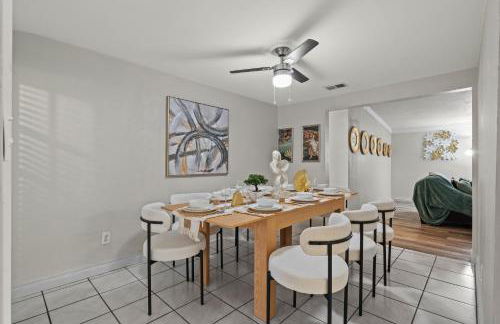 Entire Private Home with 4 Bedrooms 2 Bathrooms, 6 Beds, Hot Tub, King Bed, 6 Parking, Big Yard, Available Now - Foto 7