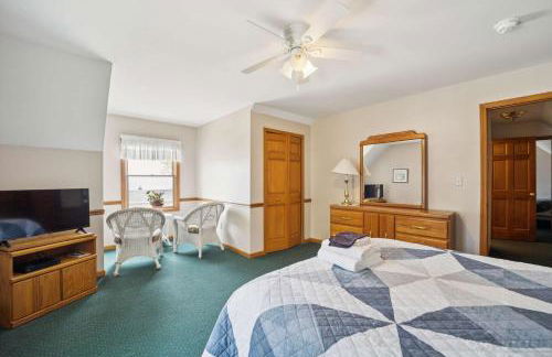 Spacious 4BR Lakefront Cottage - Perfect for Groups - Foto 21